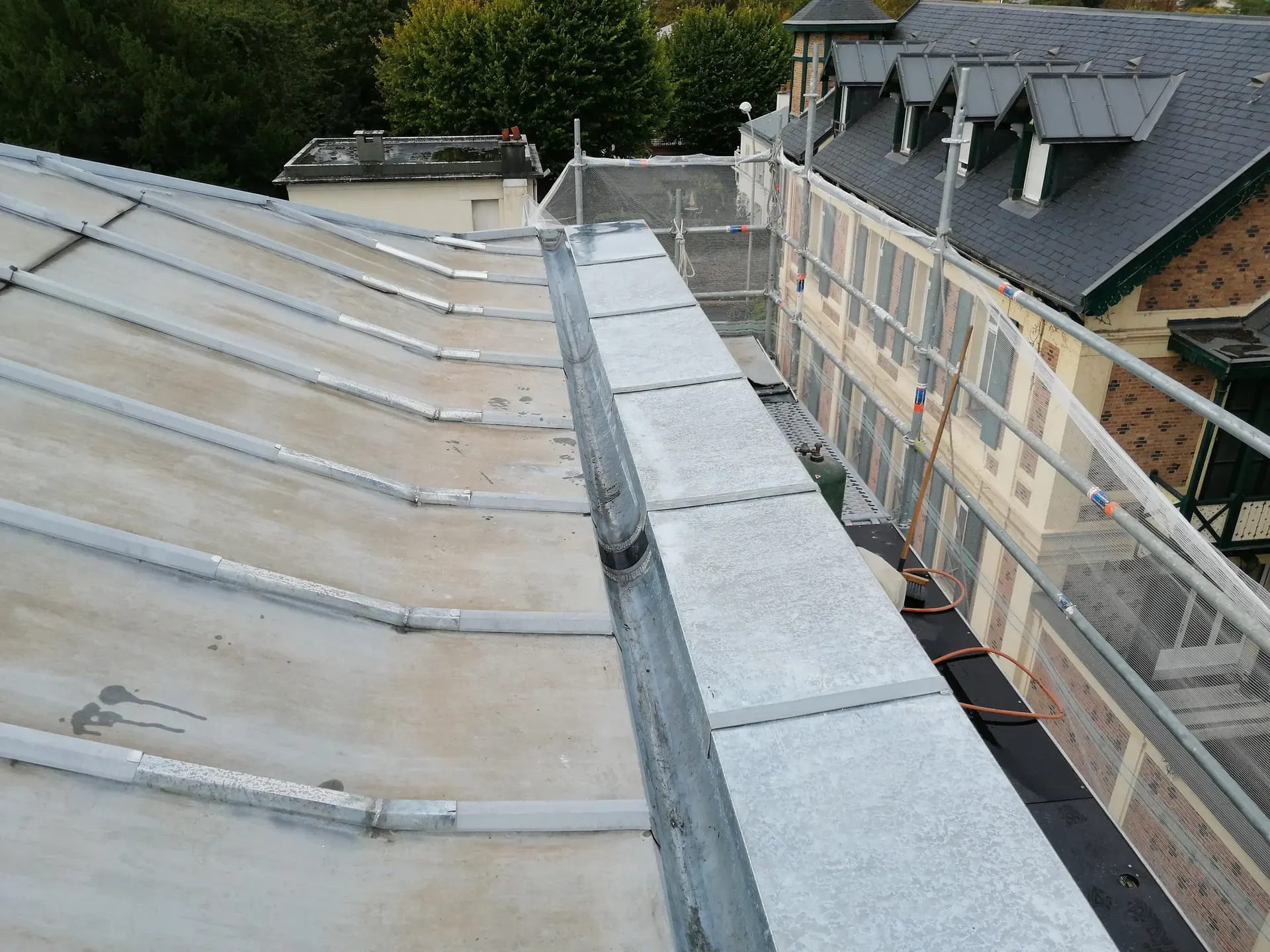 Couverture en zinc à joints debout et habillage de faîtage