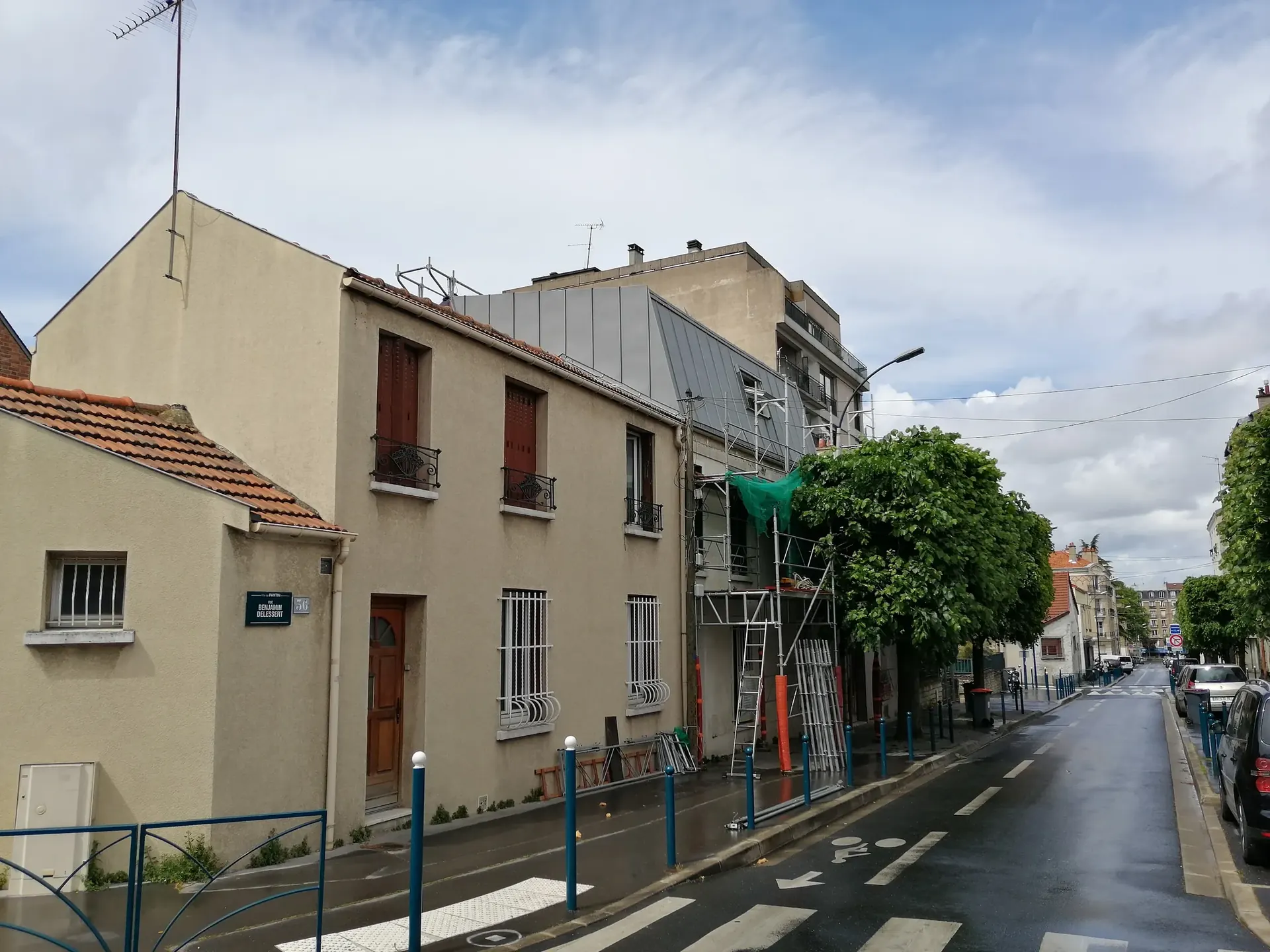 Façades d’immeubles en chantier dans une rue, échafaudage en place