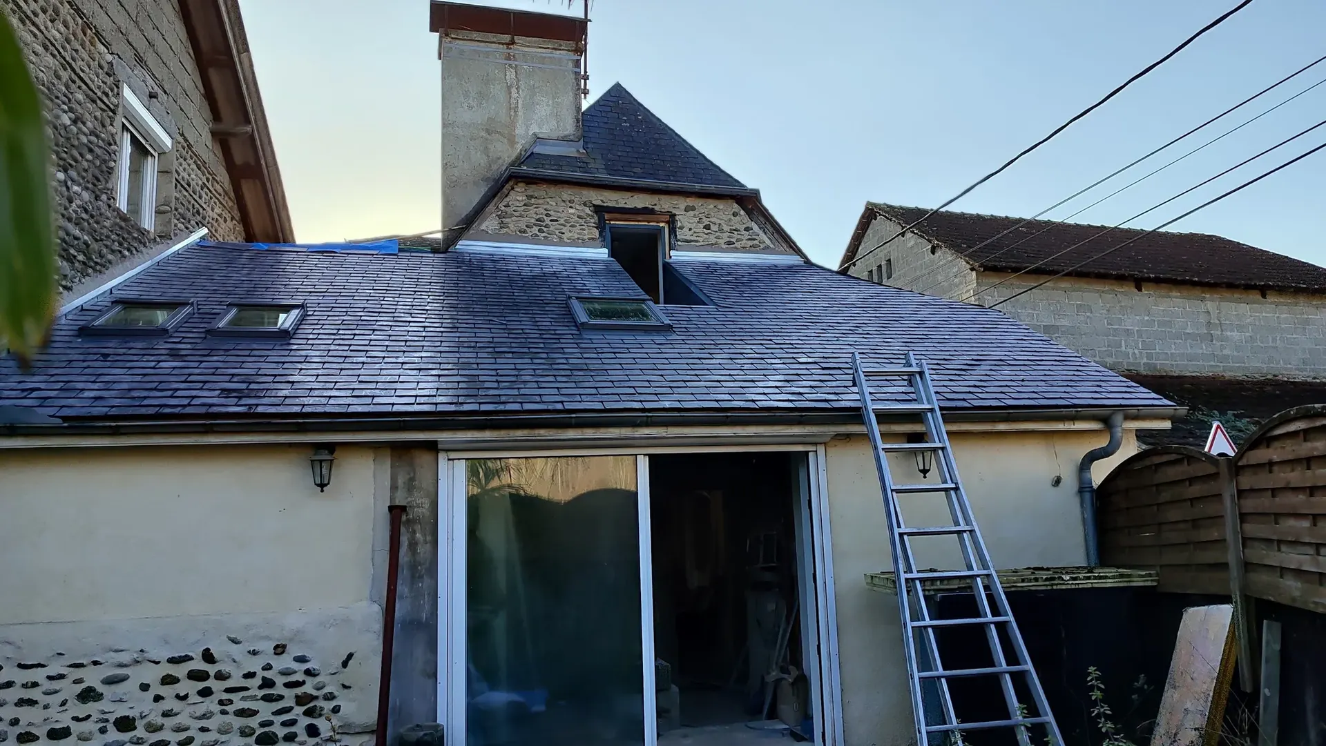 Couverture en ardoises avec fenêtres de toit sur une maison